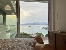 Luxurious 2-bed Seaside Apartment in Saronida