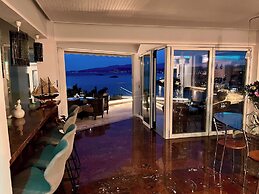 Luxurious 2-bed Seaside Apartment in Saronida