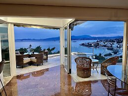 Luxurious 2-bed Seaside Apartment in Saronida