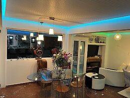 Luxurious 2-bed Seaside Apartment in Saronida