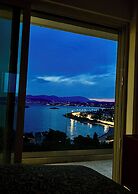 Luxurious 2-bed Seaside Apartment in Saronida