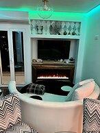 Luxurious 2-bed Seaside Apartment in Saronida