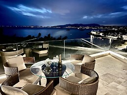 Luxurious 2-bed Seaside Apartment in Saronida