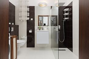 Bright Warsaw Apartment by Renters