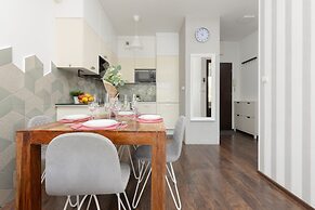 Bright Warsaw Apartment by Renters