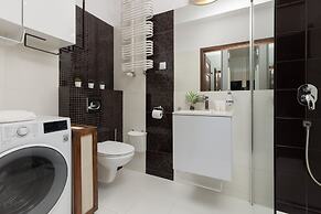 Bright Warsaw Apartment by Renters