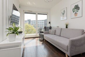 Bright Warsaw Apartment by Renters