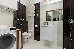 Bright Warsaw Apartment by Renters