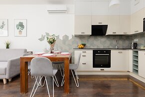 Bright Warsaw Apartment by Renters