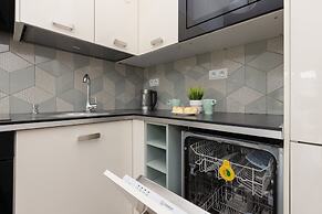 Bright Warsaw Apartment by Renters