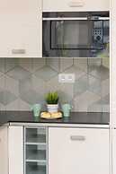 Bright Warsaw Apartment by Renters