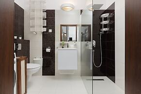 Bright Warsaw Apartment by Renters