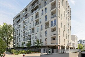 Bright Warsaw Apartment by Renters