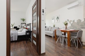 Bright Warsaw Apartment by Renters