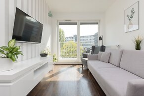 Bright Warsaw Apartment by Renters