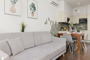 Bright Warsaw Apartment by Renters
