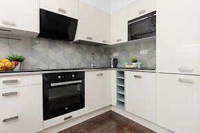 Bright Warsaw Apartment by Renters