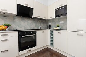 Bright Warsaw Apartment by Renters