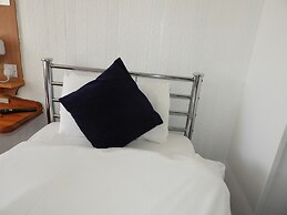 All Seasons Gatwick Guest House