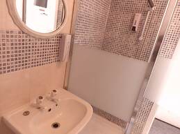 All Seasons Gatwick Guest House