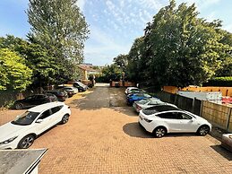 All Seasons Gatwick Guest House