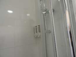 All Seasons Gatwick Guest House