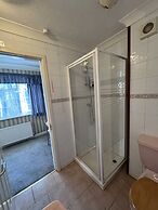 All Seasons Gatwick Guest House