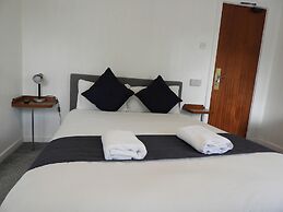 All Seasons Gatwick Guest House