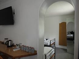 All Seasons Gatwick Guest House