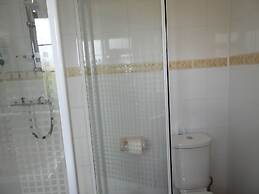 All Seasons Gatwick Guest House