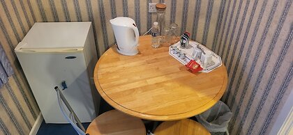 All Seasons Gatwick Guest House