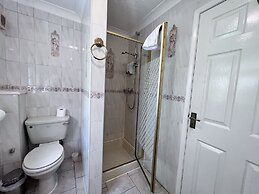 All Seasons Gatwick Guest House