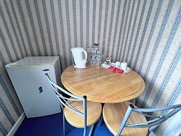 All Seasons Gatwick Guest House