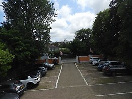All Seasons Gatwick Guest House