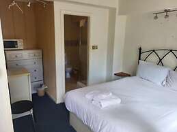 All Seasons Gatwick Guest House