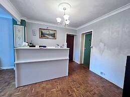 All Seasons Gatwick Guest House