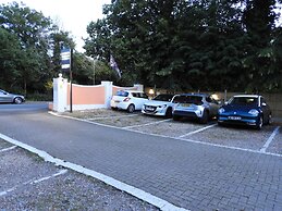 All Seasons Gatwick Guest House