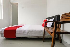 Super OYO 3838 Tamansari Guest House