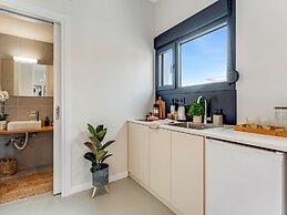 Sanders Port - Bold Studio With Roof-top Terrace