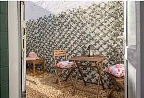 Central Belfast Apartments: Retro R&R