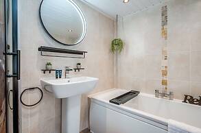 Central Belfast Apartments: Retro R&R