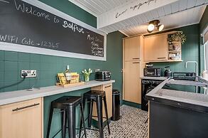 Central Belfast Apartments: Retro R&R