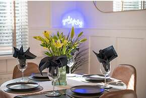 Central Belfast Apartments: Retro R&R