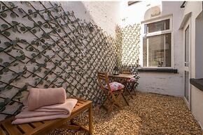 Central Belfast Apartments: Retro R&R