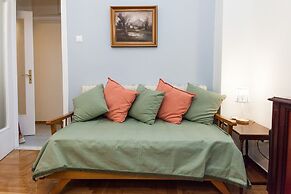 Beautiful Retro Apt in Koukaki