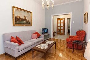 Beautiful Retro Apt in Koukaki