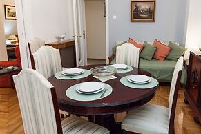 Beautiful Retro Apt in Koukaki