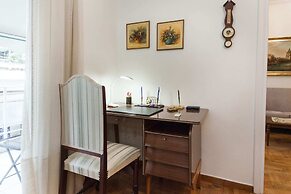 Beautiful Retro Apt in Koukaki