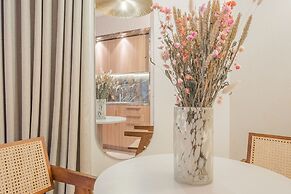 Yuna Porte Maillot - ApartHotel