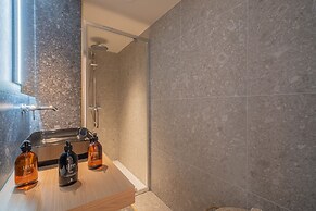 Yuna Porte Maillot - ApartHotel